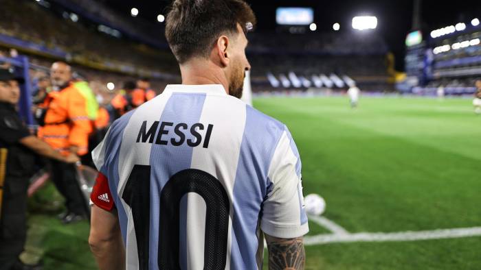 Fotografía de archivo en donde se observa al futbolista argentino Lionel Messi en el estadio La Bombonera, en Buenos Aires (Argentina).