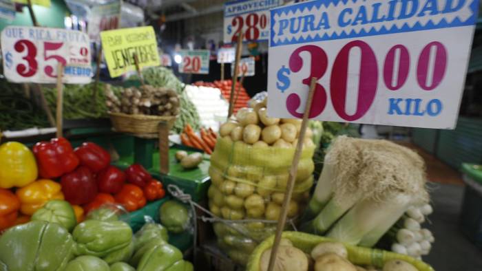 Fotografía de archivo de un puesto de verduras con los precios de cada producto, en el mercado de Jamaica de la Ciudad de México.