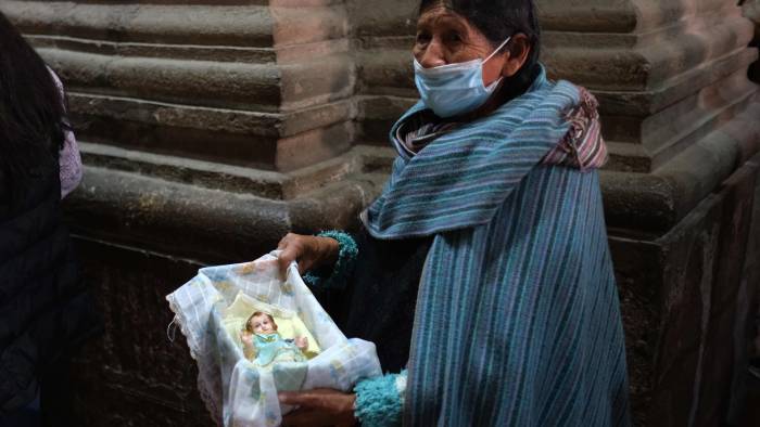 Una mujer aimara sostiene una imagen del niño Jesús este lunes, en La Paz.