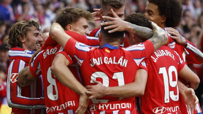 El delantero francés del Atlético de Madrid Antoine Griezmann (i) celebra junto a sus compañeros.