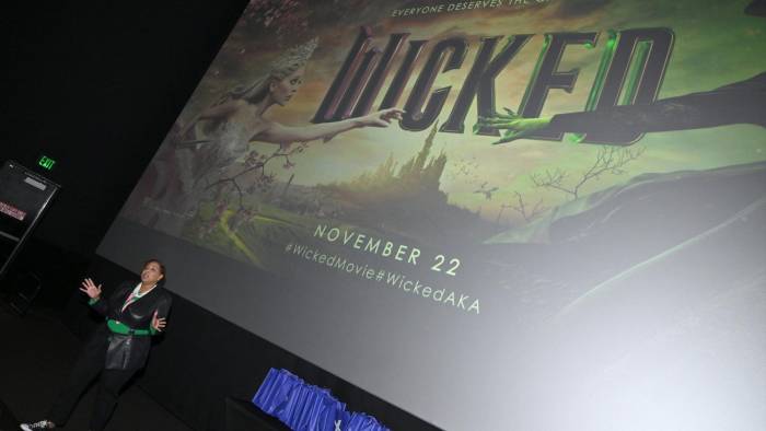 Charletta Wilson Jacks habla en el escenario durante la proyección de WICKED para miembros de Alpha Kappa Alpha Sorority Inc. organizada por Universal Pictures y Xfinity en Atlanta, en Regal Atlantic Station, el 19 de noviembre de 2024, en Atlanta, Georgia.