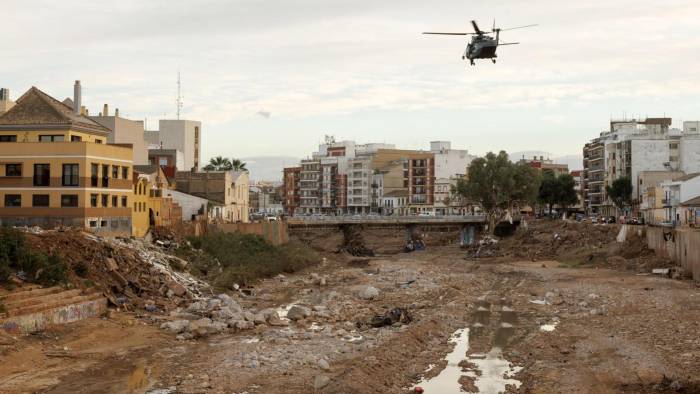 Aspecto de los alrededores de la localidad valenciana de Paiporta donde vecinos y militares continúan este viernes con los trabajos de limpieza tras la dana del pasado 29 de octubre.