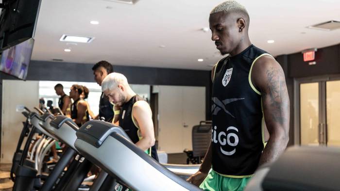 Fotografía cedida por la Federación Panameña de Fútbol (Fepafut) en la que se observa este lunes al defensor de la selección de Panamá José Ángel Córdoba durante un entrenamiento en Miami antes de viajar a Atlanta, donde ese jueves jugará el partido de la segunda jornada de la Copa América frene a a Estados Unidos.