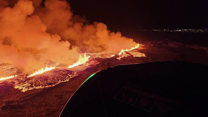 Fotografía cedida hoy por Defensa Civil de Islandia donde se observa una erupción volcánica al norte de Grindavík (Islandia).