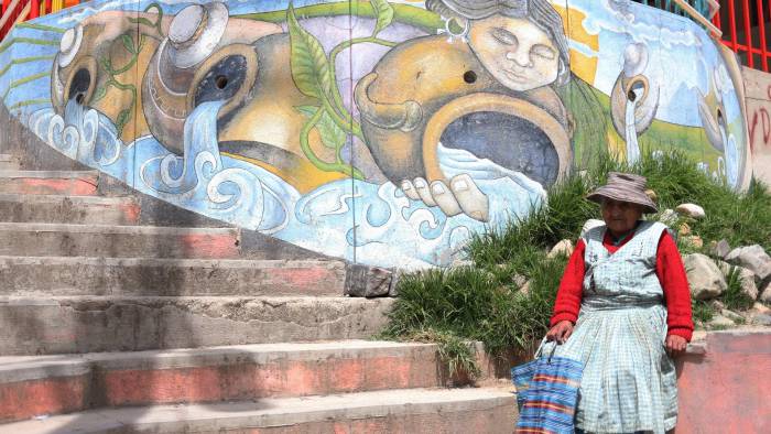 El barrio Chualluma, que significa “vertiente cristalina” en el idioma aimara, está situado entre La Paz y la ciudad contigua de El Alto, en la ladera oeste y se le puede ver desde gran parte de la ciudad.