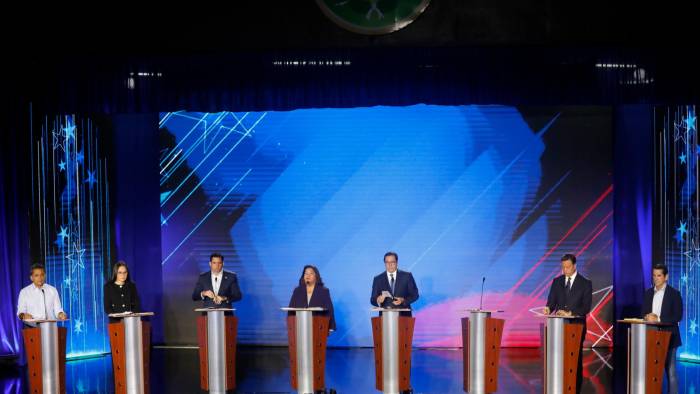 Los siete candidatos a la Presidencia de la República en el primer debate presidencial.