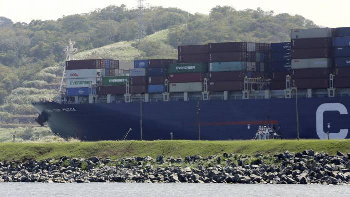 Un barco portacontenedores transita del Atlántico rumbo al Pacifico a través del Canal de Panamá.