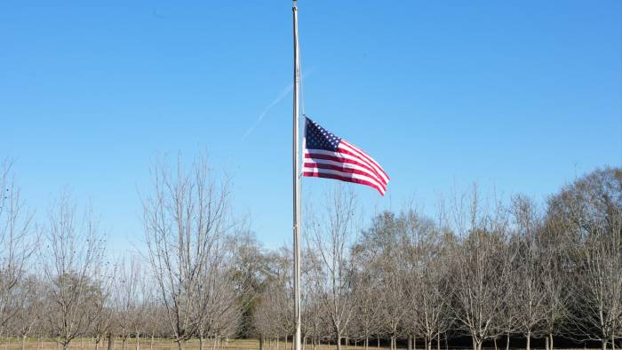 Una bandera ondea a media asta en la casa donde vivió su infancia el expresidente Jimmy Carter, el 30 de diciembre de 2024 en Plains, Georgia.