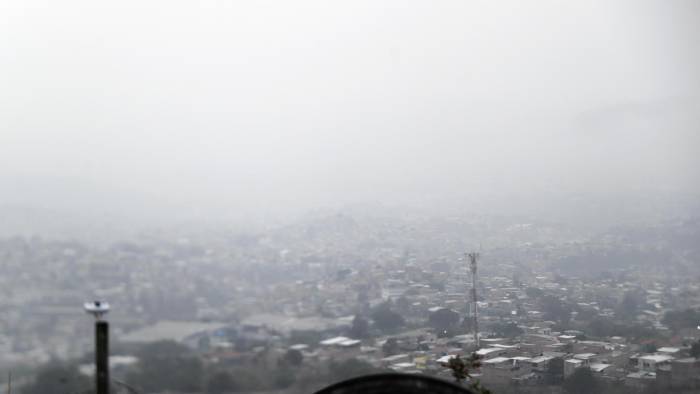 Fotografía del 8 de mayo de 2024 que muestra la capa de humo y contaminación que cubre la ciudad de Tegucigalpa (Honduras).