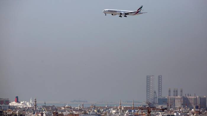 Un avión de la aerolínea Emirates sobrevuela Dubái, Emiratos Árabes Unidos, en una imagen de archivo.