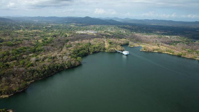 Toma de agua del Instituto de Acueductos y Alcantarillados Nacionales en el lago Alajuela.