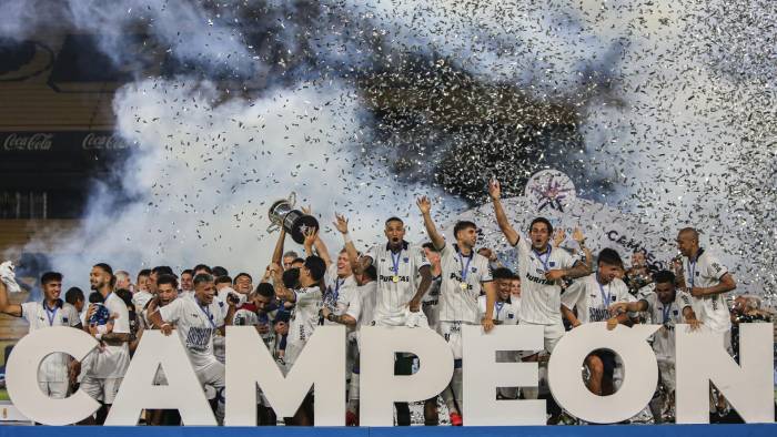 Jugadores de Liverpool FC festejan al ganar el campeonato uruguayo tras vencer a Peñarol. Foto de archivo. EFE/ Gastón Britos