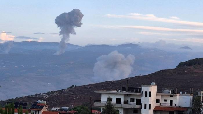 Columnas de humo se elevan desde el lugar de los ataques aéreos israelíes que tuvieron como objetivo aldeas libanesas, vistas desde Marjaayoun, en el sur del Líbano, a primeras horas del 23 de septiembre de 2024.