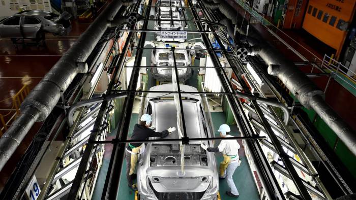 Fotografía de archivo en la que se registró una vista cenital de una línea de producción de la planta de ensamblaje de la automotriz japonesa Toyota Tsutsumi, en Toyota, en Nagoya, Japón.