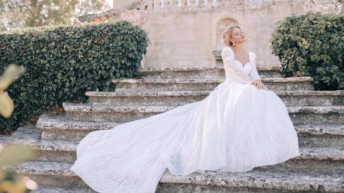 Traje de novia de Cenicienta en un brillante tono azul platinado que conmemora el 75 aniversario de la película clásica.