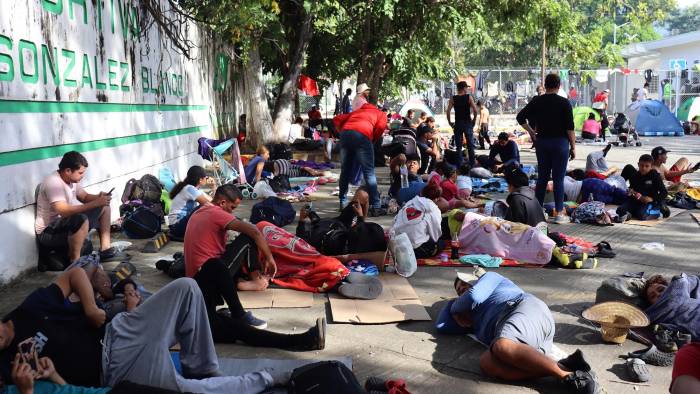 Migrantes descansan en el municipio de Escuintla en el estado de Chiapas (México).