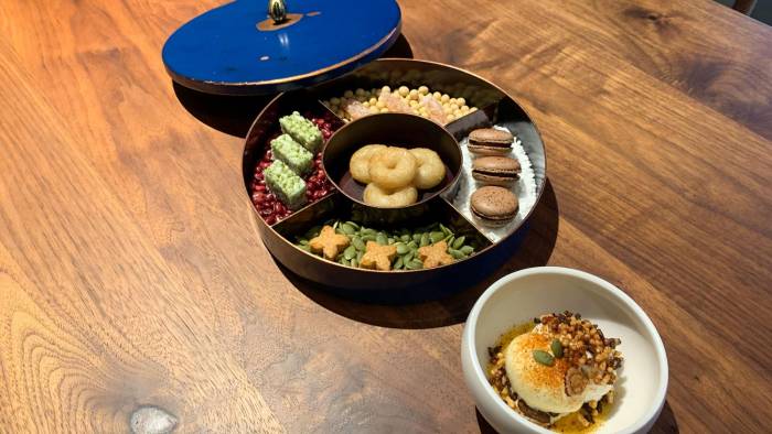 Selección de postres de Mingles que incluye pastel de arroz inflado con algas del mar Amarillo, macaron de chocolate y “gochugaru” (polvo de chile) o crema catalana con doenjang (pasta de soja fermentada), semilla de girasol y jujube.