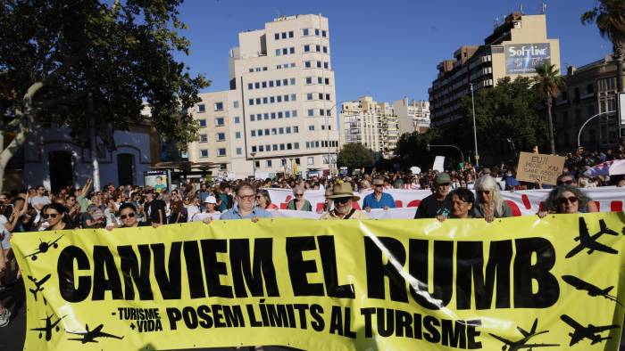 Miles de mallorquines han salido este 21 de julio a la calle para protestar contra la masificación turística.