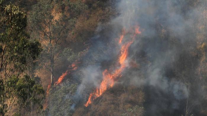 Fotografía de un incendio forestal este miércoles en Quito (Ecuador).