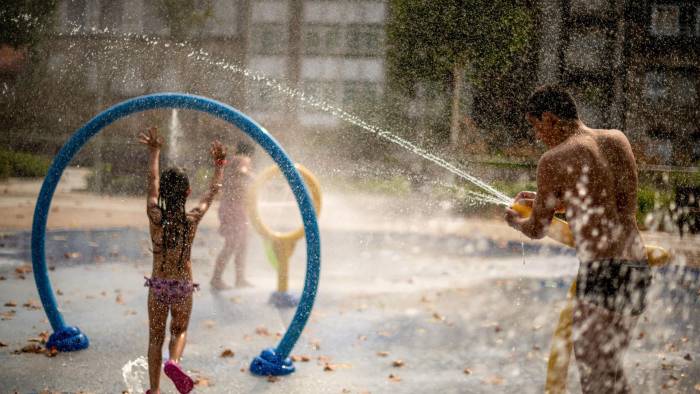 Imagen de archivo de niños jugando en una fuente.