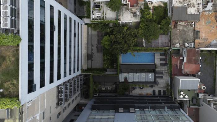 Una vista aérea del área junto a la piscina del hotel donde murió el cantante británico Liam Payne en Buenos Aires.