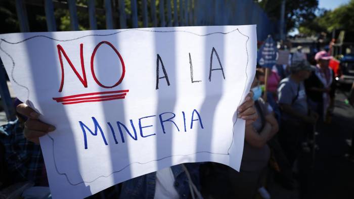 El Salvador prohibió la minería metálica en 2017.