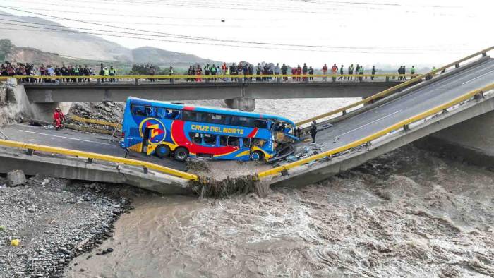 Fotografía difundida por la Agencia Andina de Perú del puente colapsado el viernes, en la carretera que une Lima con el megapuerto de Chancay (Perú).