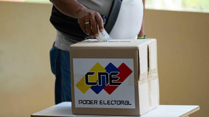 Fotografía del 30 de junio del 2024 de un hombre votando durante el simulacro electoral para las elecciones presidenciales, en Caracas (Venezuela). Venezuela se prepara para celebrar el domingo las elecciones más transcendentales de la última década en el país, en las que competirán por la Presidencia diez candidatos, entre los que se elegirá la continuidad del chavismo, en el poder desde hace 25 años, o un Gobierno de signo opuesto. EFE/ Miguel Gutiérrez