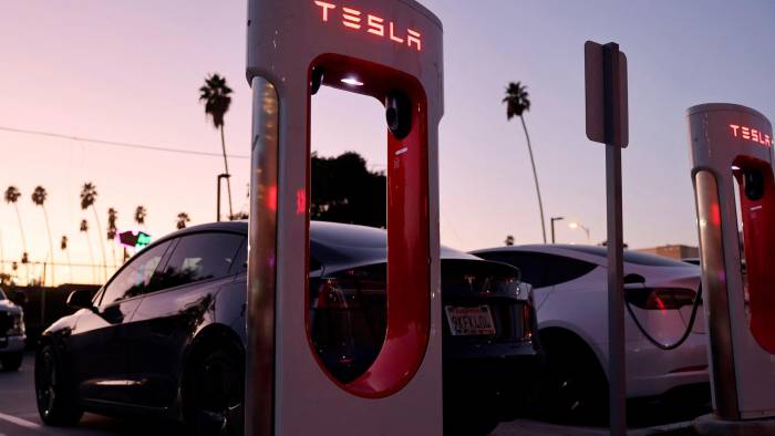 Los vehículos eléctricos de Tesla se recargan en una estación Supercharger en Pasadena, California.