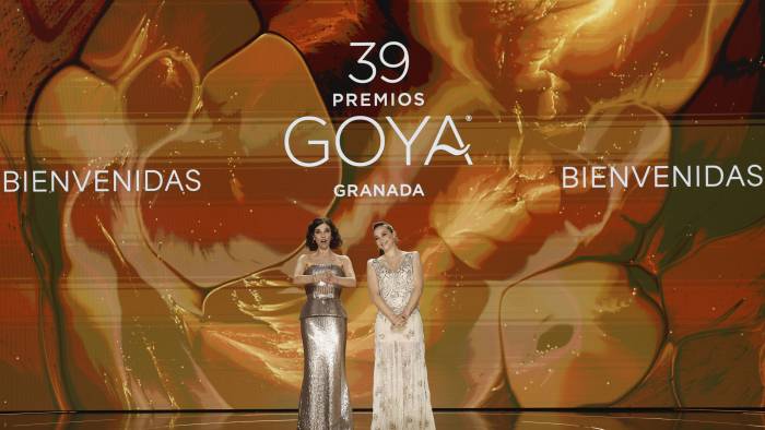 GRANADA.- Las actrices Maribel Verdú (i) y Leonor Watling durante la gala de la 39 edición de los Premios Goya de la Academia de Cine en el Palacio de Congresos y Exposiciones de Granada.