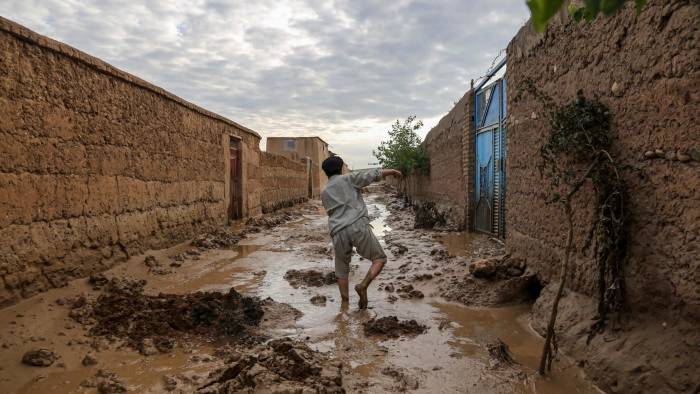 Un hombre examina las casas dañadas tras las inundaciones en la aldea de Shahrak Muhajireen en Baghlan, Afganistán, el 12 de mayo de 2024.