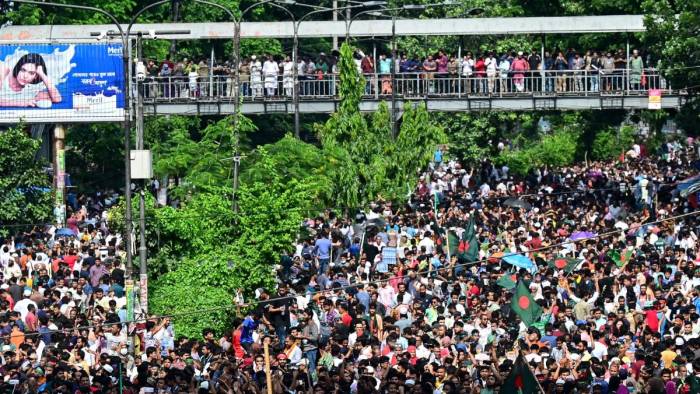 Multitudes de personas ondearon banderas y algunos bailaron encima de un tanque el lunes, tras más de un mes de violentas protestas