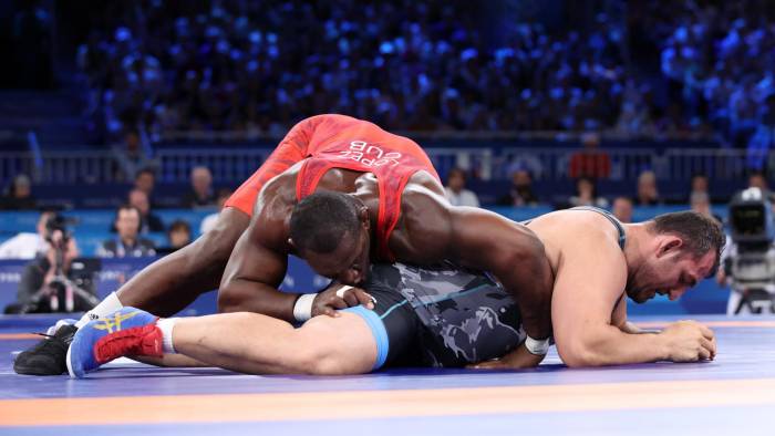 El cubano Mijain Lopez Nunez (rojo) y el azebayano Sabah Saleh Shariati en pleno combate.