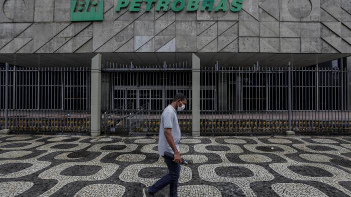 Una persona camina frente a la sede de Petrobras en Río de Janeiro, Brasil.