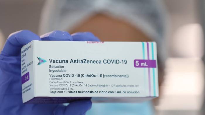 Una persona muestra un envase de la vacuna AstraZeneca para combatir la covid-19.