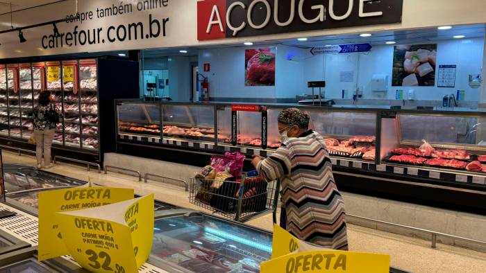 Personas caminan frente a la estantería de carnes en un supermercado Carrefour este lunes 25 de noviembre en São Paulo (Brasil)