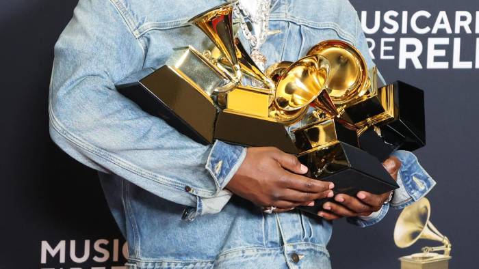 El rapero estadounidense Kendrick Lamar posa con sus cinco Grammy en la 67 ceremonia anual de los premios este domingo.