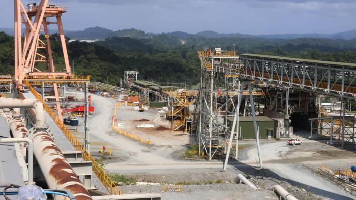 La minera canadiense no descartó que se reduzca a menos de 1.000 trabajadores la plantilla de la mina.