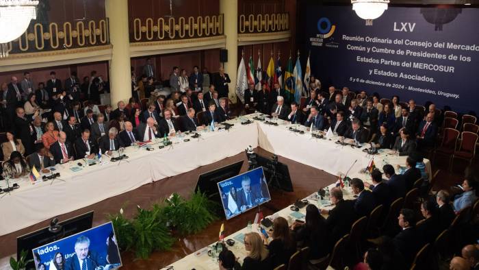 Fotografía de la sesión plenaria en la cumbre semestral de presidentes de los países del Mercosur este viernes, en Montevideo, Uruguay.