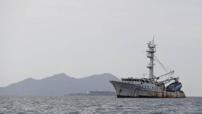 Fotografía de un barco atunero en la bahía de Panamá (Panamá).