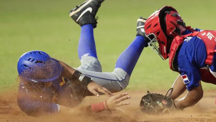 Josué Collado (d) receptor de R. Dominicana deja fuera de juego a Carlos Rojas de Venezuela este sábado, en la final de la primera de la Serie del Caribe Kids en el estadio Juan Demóstenes Arosemena en la Ciudad de Panamá.