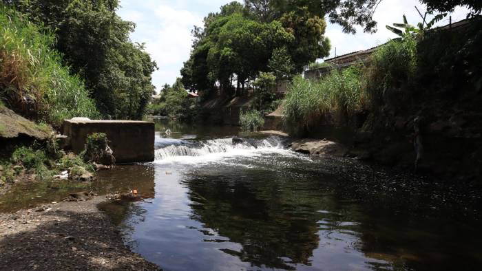 Los ríos urbanos han sido transformados en espacios hostiles y degradados debido a una urbanización desordenada y un imaginario que hace de los ríos depósitos de desechos. En esta fotografía, una sección del río Matías Hernández en el sector de Chanis.