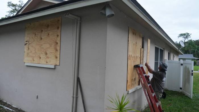 Un residente tapa sus ventanas con tablas en Palm Harbor, Florida, antes de la llegada prevista del huracán Milton a mitad de semana, el 6 de octubre.