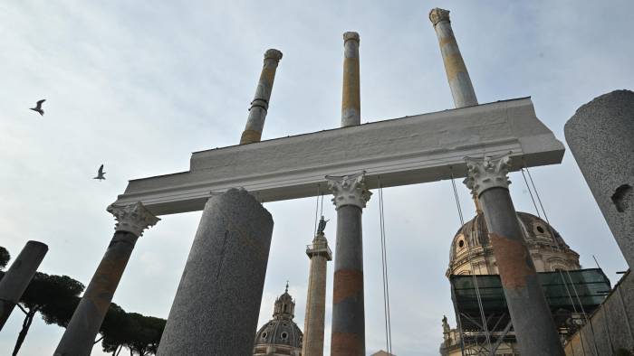 Detalle de la reconstrucción parcial de la columnata en la basícica Ulpia en el foro de Trajano.