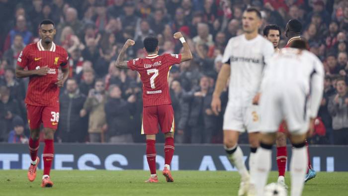 El colombiano, Luis Diaz celebra un gol durante del partido de la UEFA Champions League league.