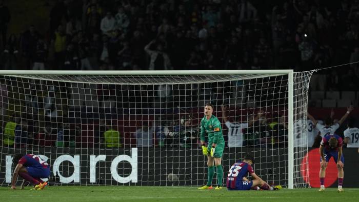 Los jugadores del FC Barcelona tras el cuarto gol del PSG durante el partido de vuelta de los cuartos de final de la Liga de Campeones.