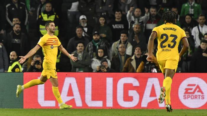 El delantero del FC Barcelona Ferrán Torres (i) celebrando uno de sus goles.