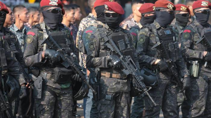 Policías antiterroristas en el cuartel general militar de Indonesia, en Yakarta, durante los preparativos de la visita del papa Francisco.