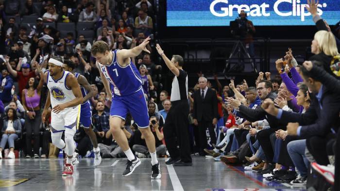 El jugador de los Sacramento Kings Sasha Vezenkov celebra un triple contra los Golden State Warriors.