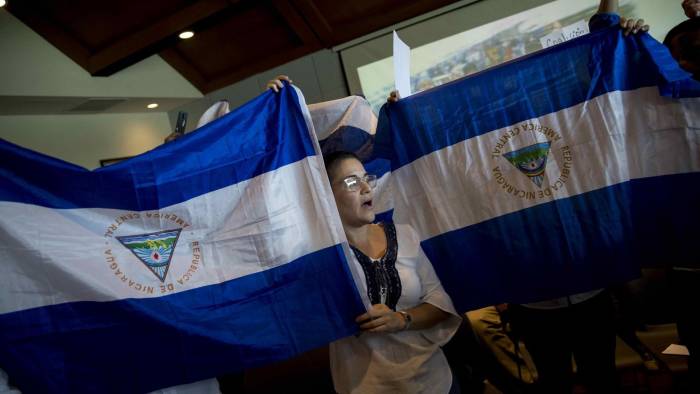 Fotografía de archivo de una mujer sosteniendo una bandera de Nicaragua.